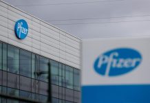 Director de Pfizer asegura que puede entregar en mayo un 10 % más de dosis Pfizer