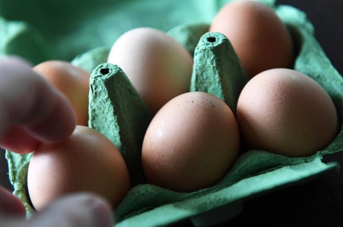 Una multa de huevos, por subir los precios huevos