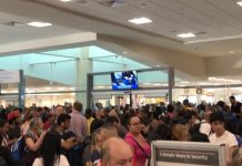 Detienen a tres mujeres por agredir a dos policías en un avión aeropuerto