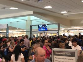 Detienen a tres mujeres por agredir a dos policías en un avión aeropuerto