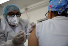 Mark Levine propone plan para combatir la pandemia del COVID-19 vacuna