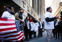 Jóvenes latinos están más esperanzados y comprometidos políticamente jóvenes