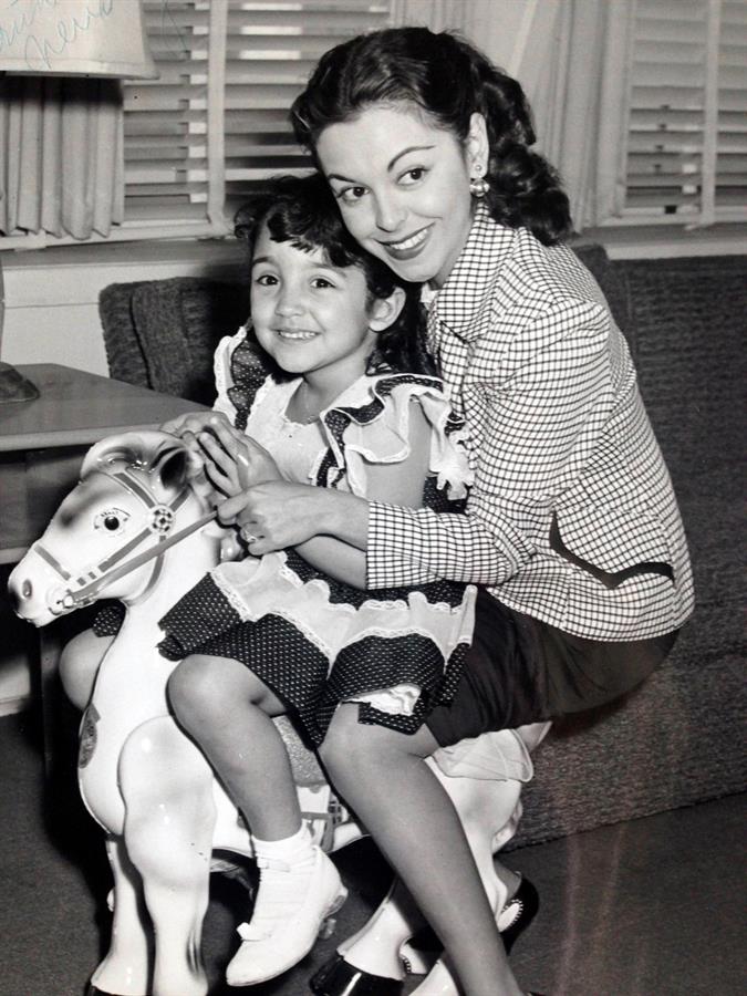Estelita Rodríguez (d), mientras abraza a su hija Nina López