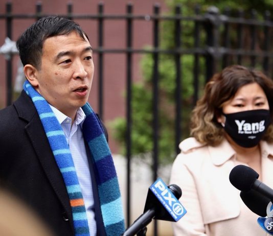 Andrew Yang recibe apoyo de asiáticos, pero con bajo perfil entre latinos y negros