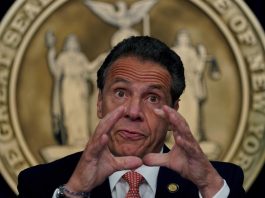 Encuesta revela que el gobernador Cuomo debe renunciar Andrew Cuomo