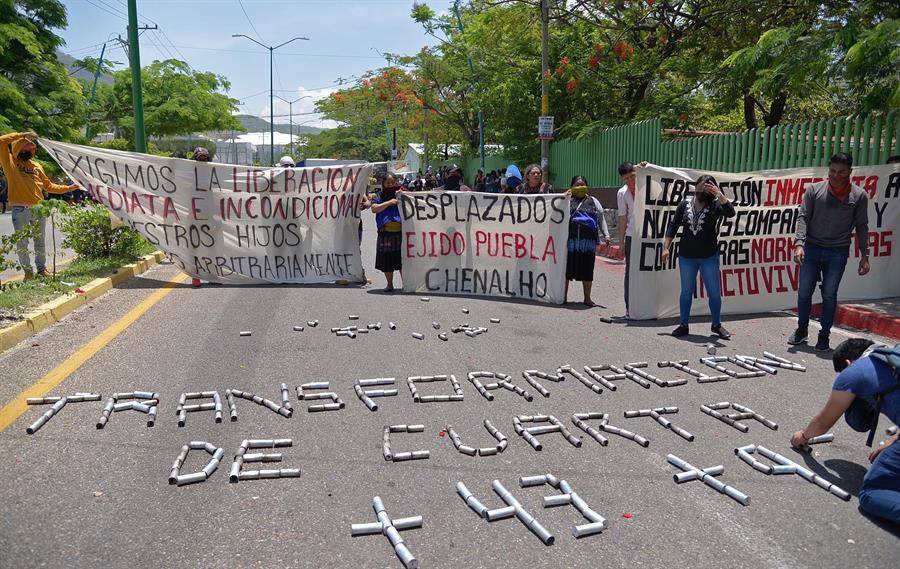 Estudiantes se enfrentan con polic&iacute;as (2)