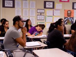 Policía en universidades públicas de Florida preguntará estatus migratorio de estudiantes estudiantes