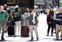 Las autoridades anunciaron el lunes el fin del requisito de taparse boca y nariz en la mayoría de lugares públicos, con la excepción de los medios de transporte, hospitales, cárceles y geriátricos entre otros lugares, como parte de nuevas medidas encaminadas a recuperar la normalidad total de la actividad el próximo 1 de julio.