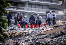 Familiares de desaparecidos en derrumbe de Miami, entre oración y esperanza