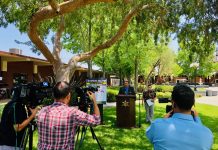 Arrestan a migrante por abandonar a su bebé en baño de parque en Los Ángeles