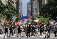 Nueva York celebra un Orgullo virtual, pero miles salen a la calle Nueva York celebra su día del Orgullo LGTBI+ (5)