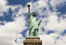Una pequeña Estatua de la Libertad va de París a Nueva York Estatua de la Libertad