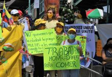 Vendedora ambulante de El Bronx recibe donación después de perder sus productos