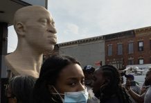Supremacistas blancos hacen pintadas en un busto de George Floyd en Brooklyn
