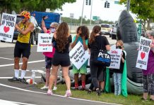 Niños activistas piden al Seaquarium de Miami liberar a la orca Lolita ambientalista Animal Hero Kids