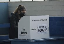 Peruanos de Miami y Los Ángeles votan en las "elecciones más importantes" elecciones en Perú