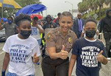 Ciudadanos y policías marchan en Miami para detener la violencia armada protesta en Miami