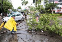 Dolores decrece a depresión tropical en México pero con lluvia extraordinaria tormenta tropical