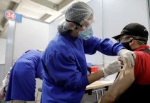 En Nueva York, llevan la vacuna contra covid a adultos mayores confinados en sus casas vacunación