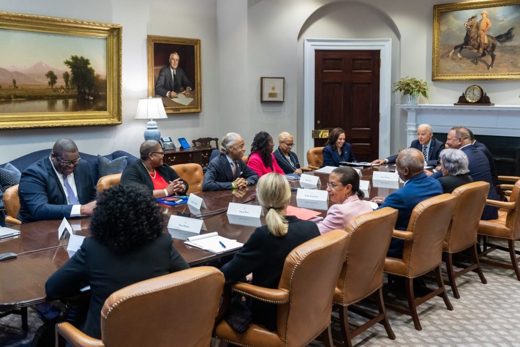 Activistas y Joe Biden (Foto Twitter de The White house)