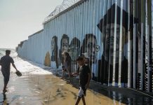 Los rostros de deportados se plasman en el muro entre México y EE.UU. Artistas pintan hoy bocetos con los rostros de personas deportadas, para hacer un mural (1)