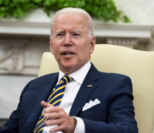 Biden suplica a los escépticos que se vacunen para frenar la variante delta