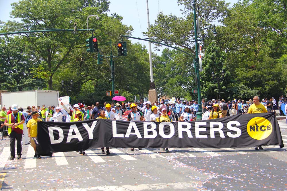 trabajadores en desfile
