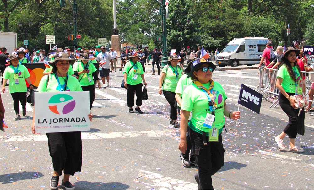 TRABAJADORES DE LA JORNADA en desfile