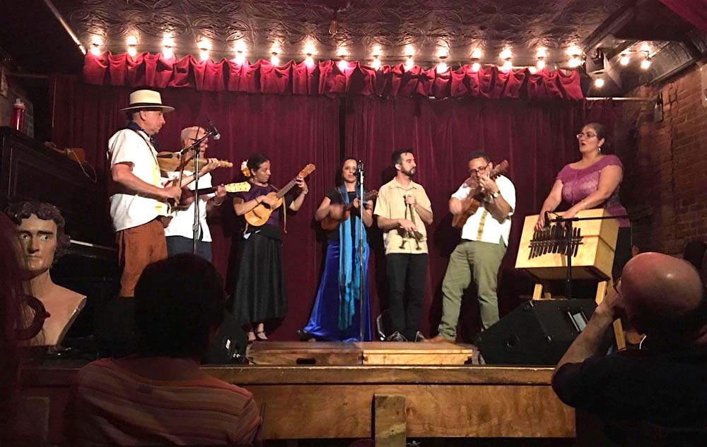 Son Pescadores durante una de sus presentaciones musicales en la llamada, capital del mundo, en donde promueven el son jarocho.