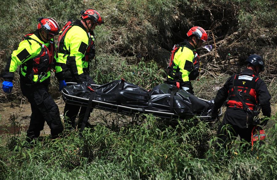 Hallan un migrante muerto al borde del río migrante muerto