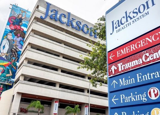 Hospitales Jackson de Florida elevan a "alta" la amenaza de la covid-19 Hospitales Jackson de Florida elevan la amenaza de la covid-19