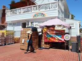 Julie Bautista, quien dirige el banco de alimentos en el Mercado El Sol