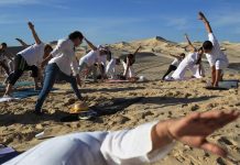 Mexicanos hacen yoga en dunas de frontera con EE.UU. para sembrar "esperanza" Mexicanos hacen yoga en dunas de frontera (2)