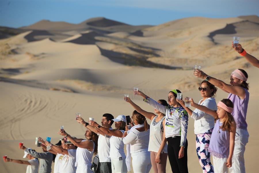 Mexicanos hacen yoga en dunas de frontera (4)