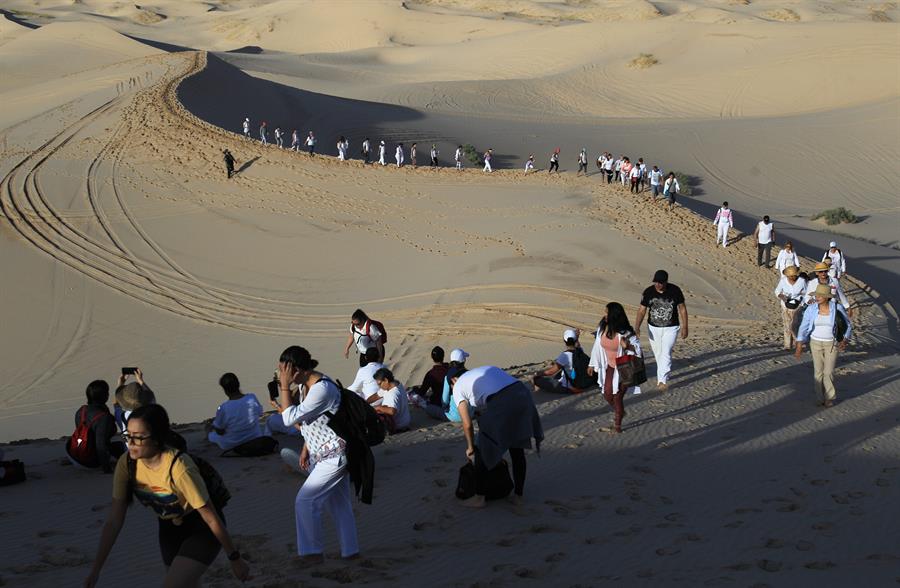 Mexicanos hacen yoga en dunas de frontera (3)