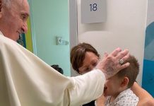 El papa Francisco visita a niños con cáncer durante su hospitalización