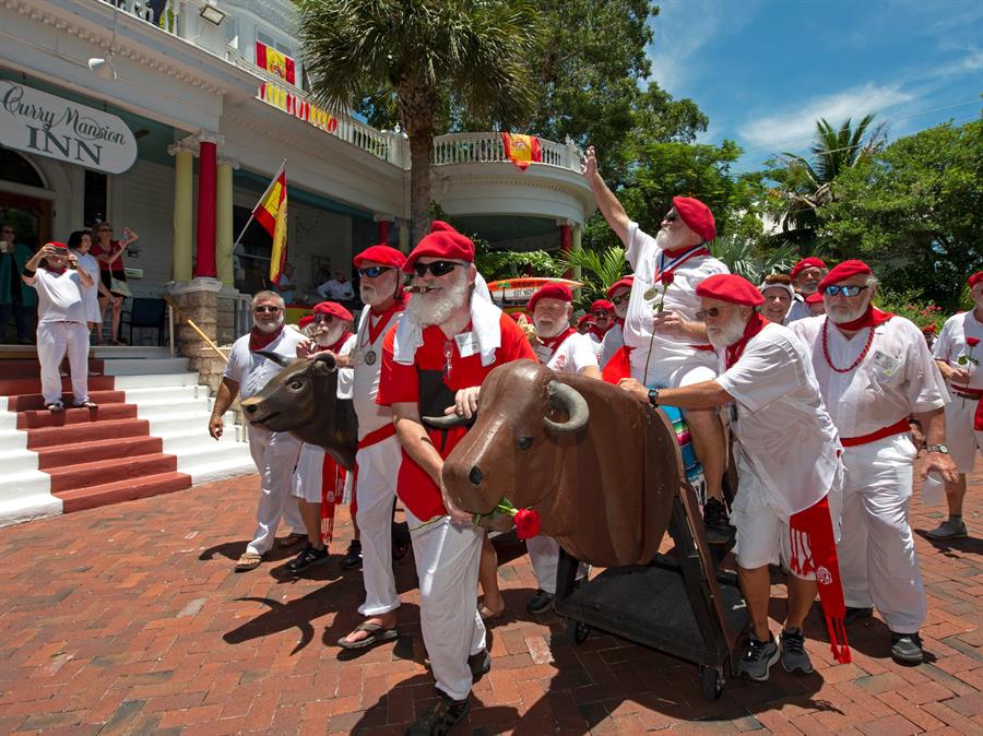 Parecidos a Hemingway celebran su San Fermín (1) Parecidos a Hemingway