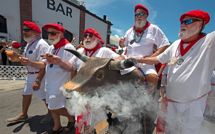 Parecidos a Hemingway celebran su San Fermín (2)