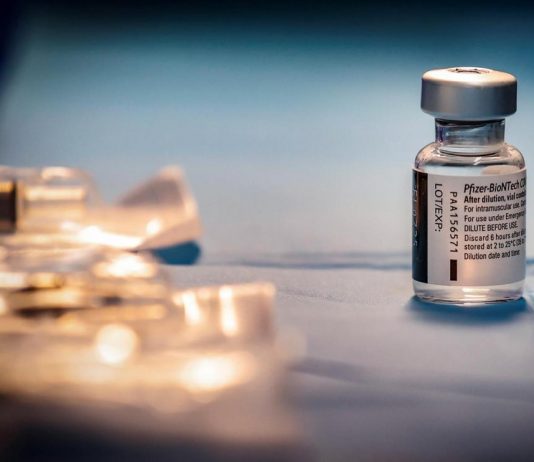 Pfizer dice que tercera dosis puede mejorar protección contra variante delta Pfizer