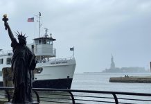 Una pequeña Estatua de la Libertad se suma a su "hermana" en Nueva York