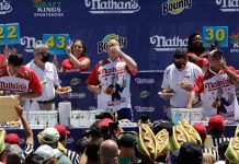 Joey Chestnut se come 76 perritos calientes en diez minutos para fijar un nuevo récord