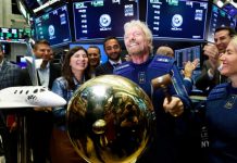 Virgin Galactic comenzará sus vuelos comerciales al espacio a finales de junio Branson