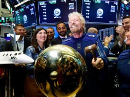Virgin Galactic comenzará sus vuelos comerciales al espacio a finales de junio Branson