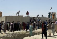 EE.UU. admite muertos durante caos en aeropuerto de Kabul para subir a aviones