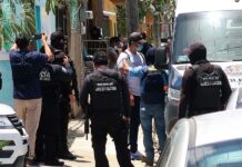 Agentes mexicanos rescatan a 52 migrantes, entre ellos 8 menores, en Cancún Agentes mexicanos rescatan a 52 migrantes (1)