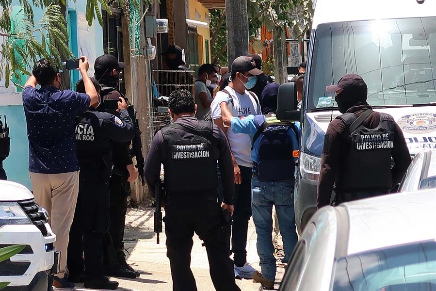 Agentes mexicanos rescatan a 52 migrantes (1) Agentes mexicanos rescatan a 52 migrantes (1)