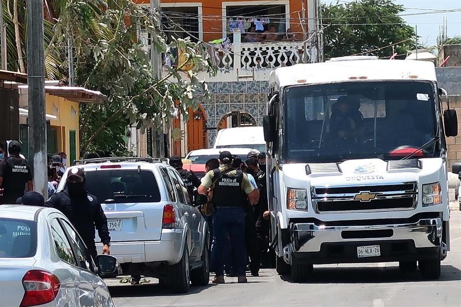 Agentes mexicanos rescatan a 52 migrantes (2)