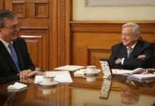 Andrés Manuel López Obrador (d), y al canciller, Marcelo Ebrard