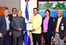Cónsul reconoce trayectoria artística del cantante dominicano Camboy Estévez Camboy Estévez