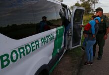McAllen, Texas, instala albergue de emergencia ante desborde de migrantes